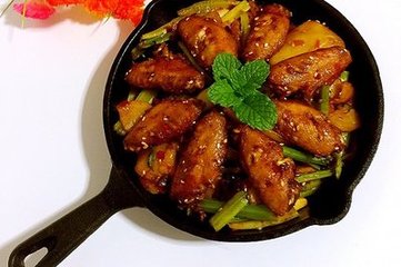 “干锅鸡翅”的家常做法，麻辣鲜香，好吃到舔盘子